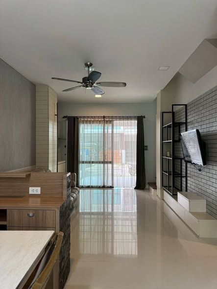 5 卧室 联排别墅 出租 在  - Image 1