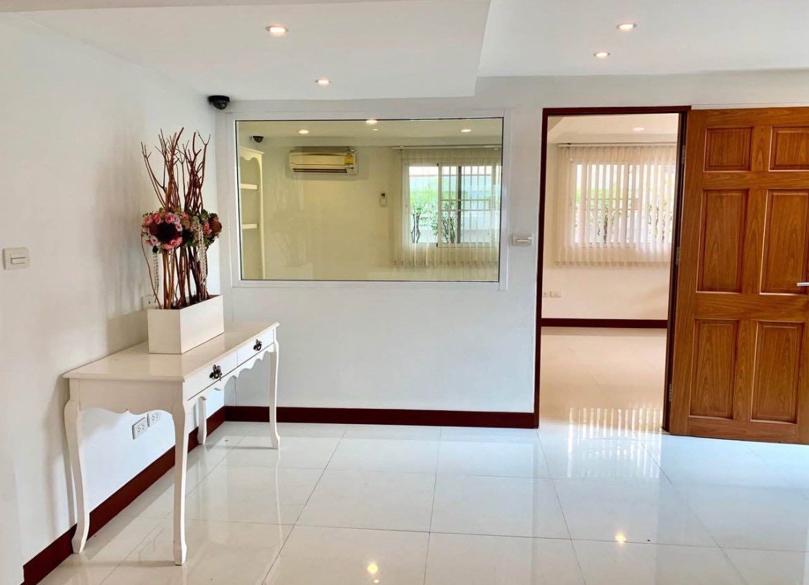 6 卧室 独立房屋 出租 在  - Image 5