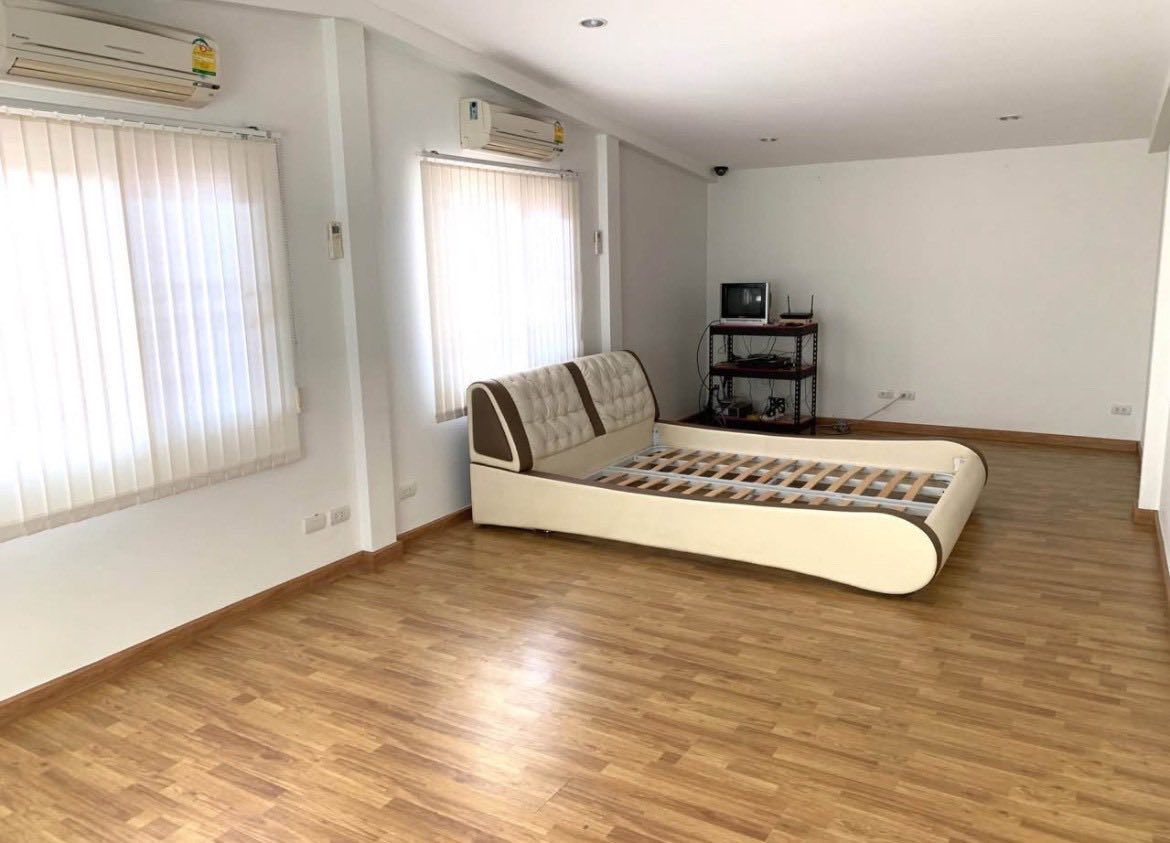 6 卧室 独立房屋 出租 在  - Image 4