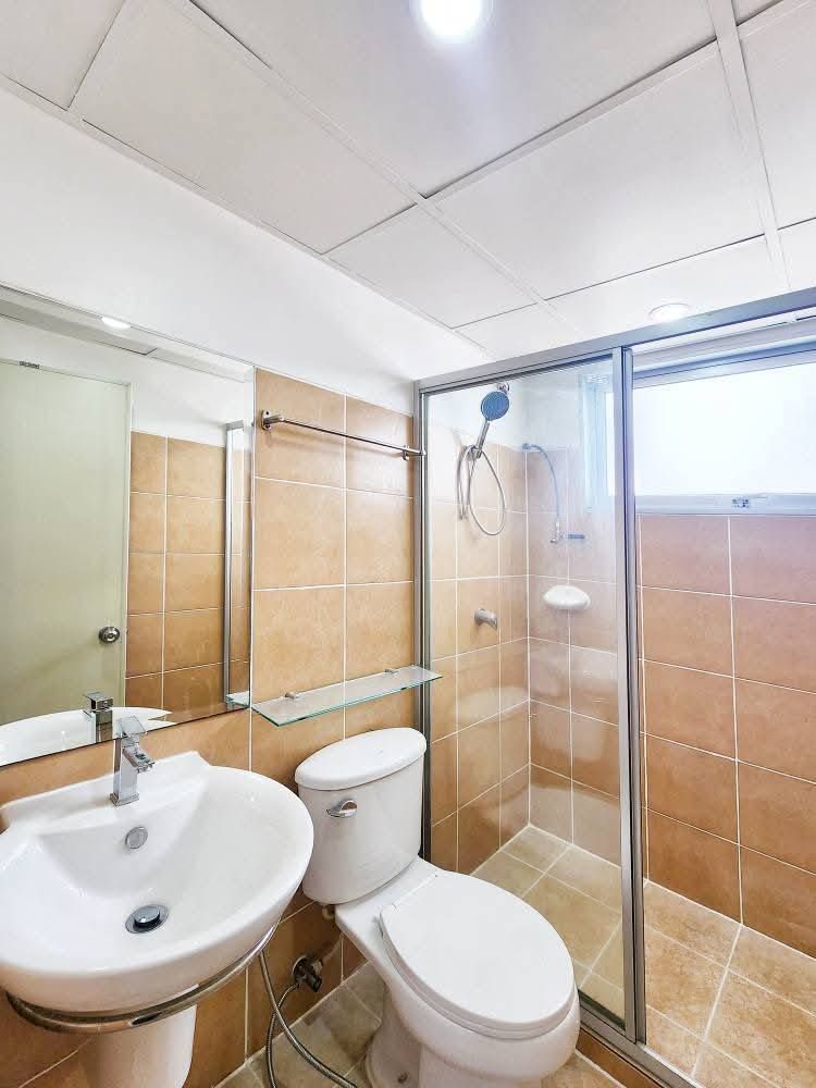 1 Bedroom Condo For Sale in Sam Sen Nok, Huai Khwang, Bangkok - Image 6