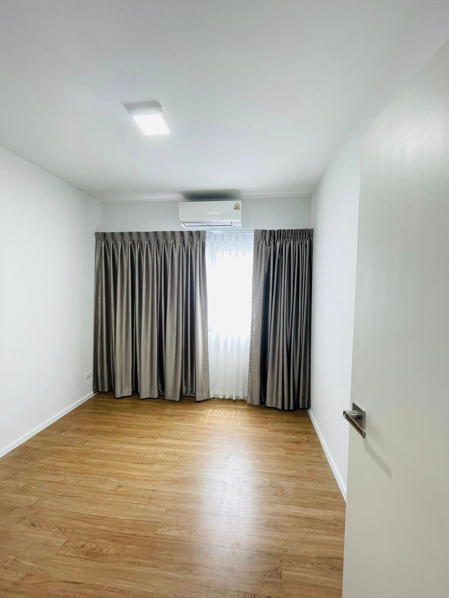 3 卧室 联排别墅 出租 在  - Image 1