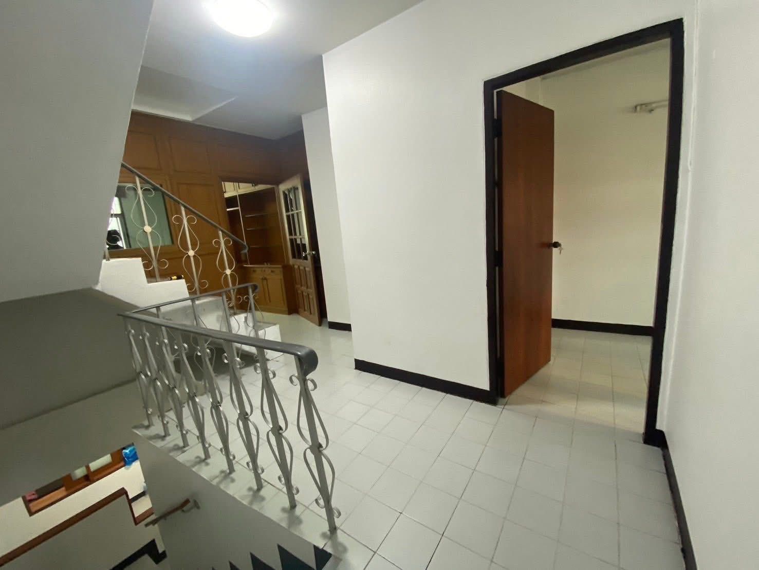 3 ห้องนอน ทาวน์เฮาส์ สำหรับเช่า ใน ดินแดง, ดินแดง, กรุงเทพมหานคร - Image 1