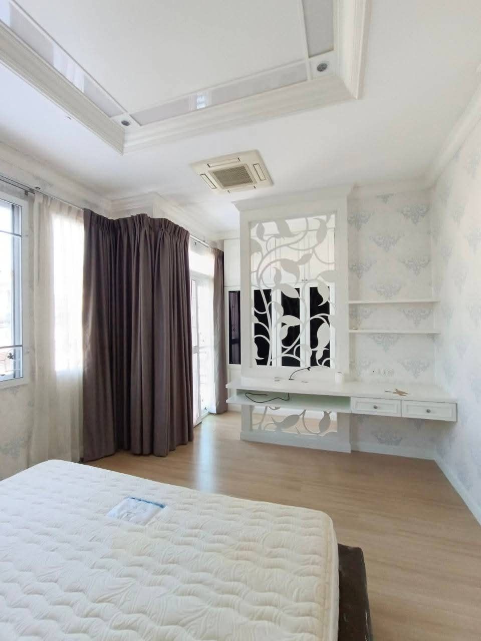 4 Bedroom House For Sale in Saphan Sung, Saphan Sung, Bangkok - Image 3