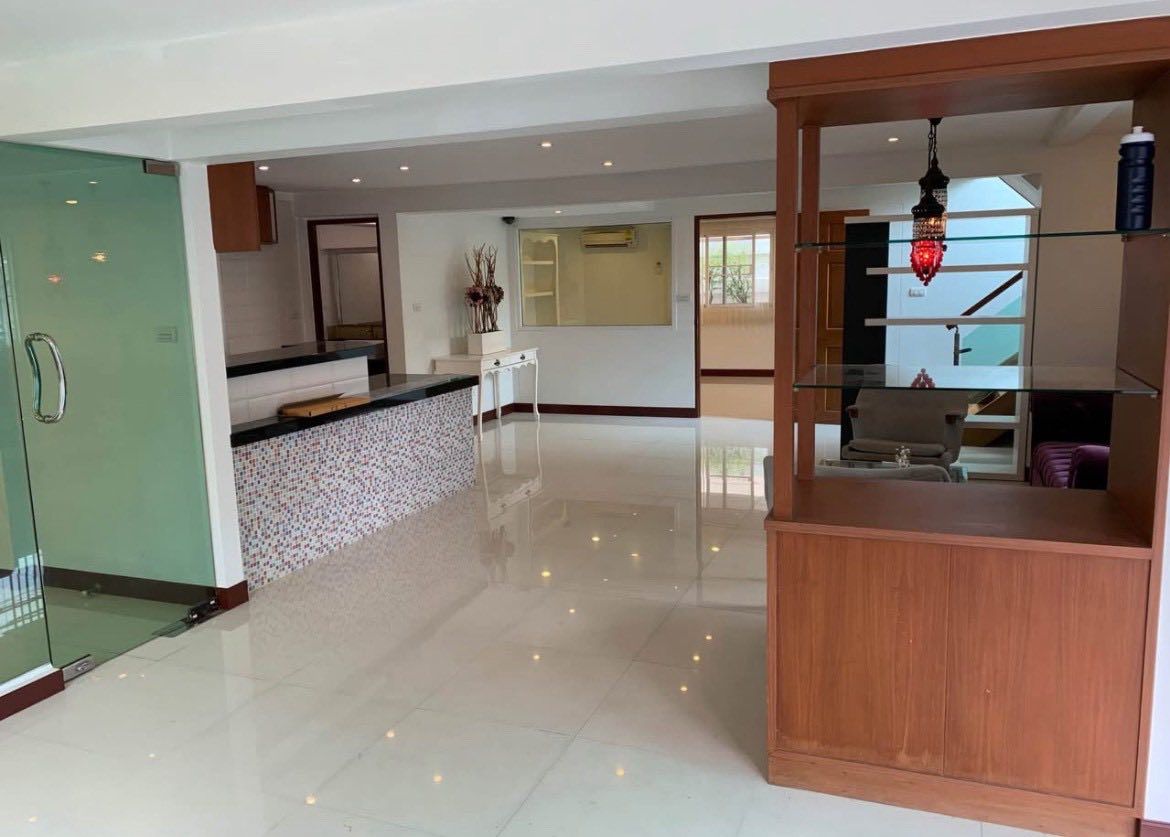 6 卧室 独立房屋 出租 在  - Image 1