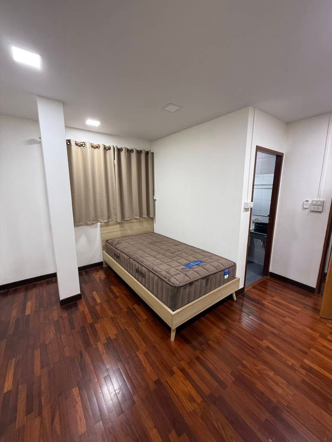 4 卧室 独立房屋 出租 在  - Image 2