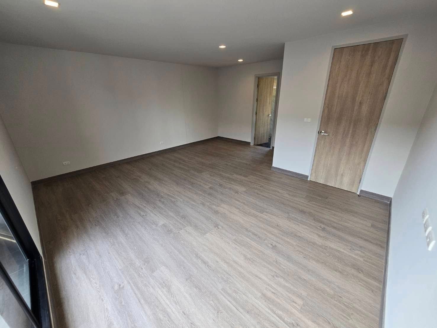 4 卧室 联排别墅 出租 在  - Image 1