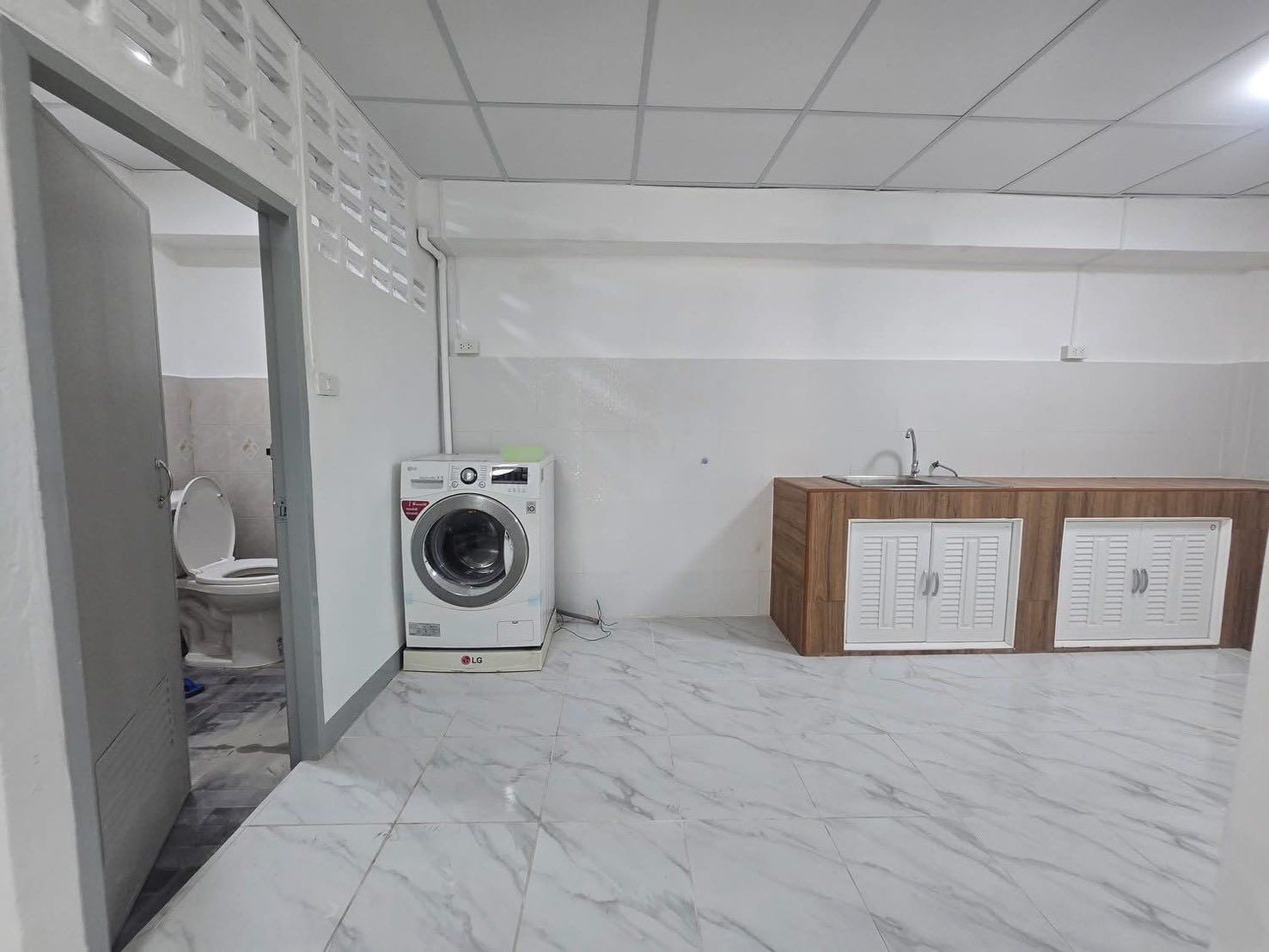 3 Bedroom House For Sale in Huai Khwang, Huai Khwang, Bangkok - Image 6