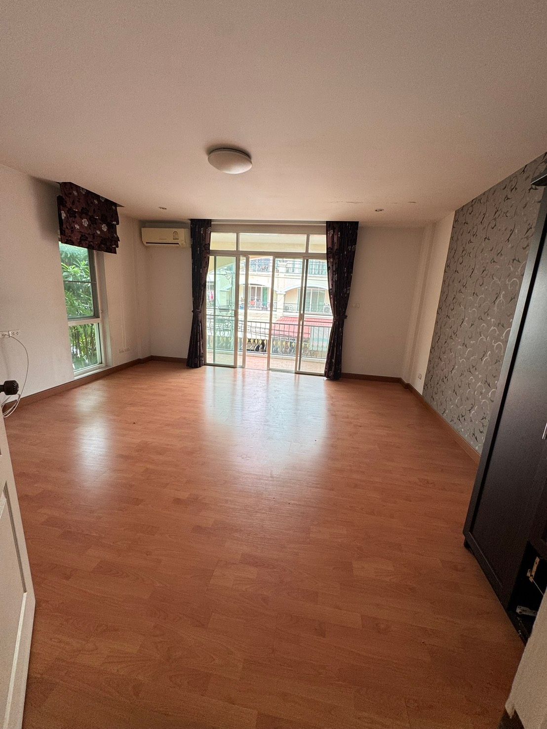 4 卧室 联排别墅 出租 在  - Image 1