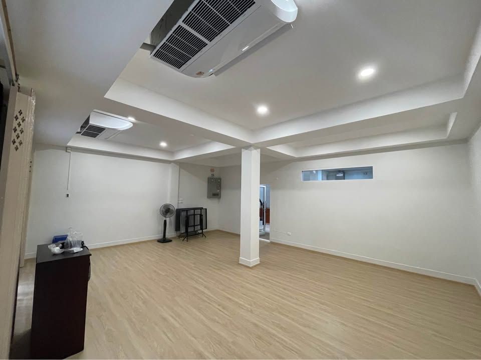  Building For Rent in Rong Mueang, Pathum Wan, Bangkok - Image 2