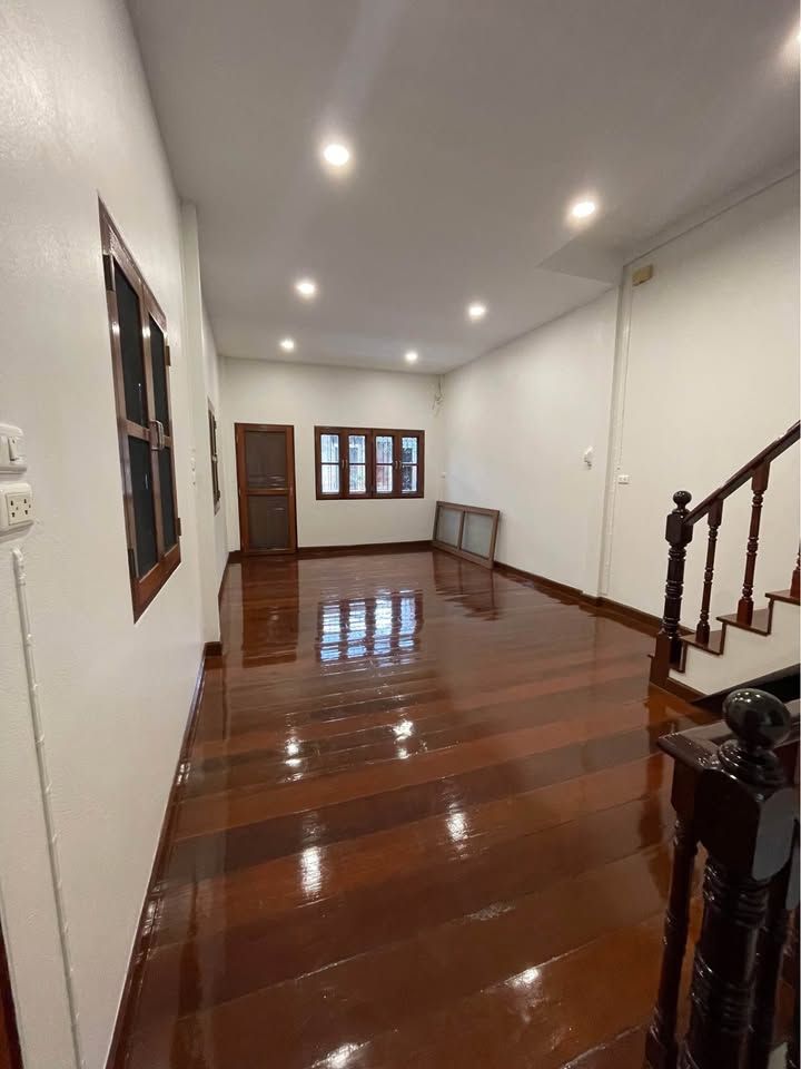  Building For Rent in Rong Mueang, Pathum Wan, Bangkok - Image 4