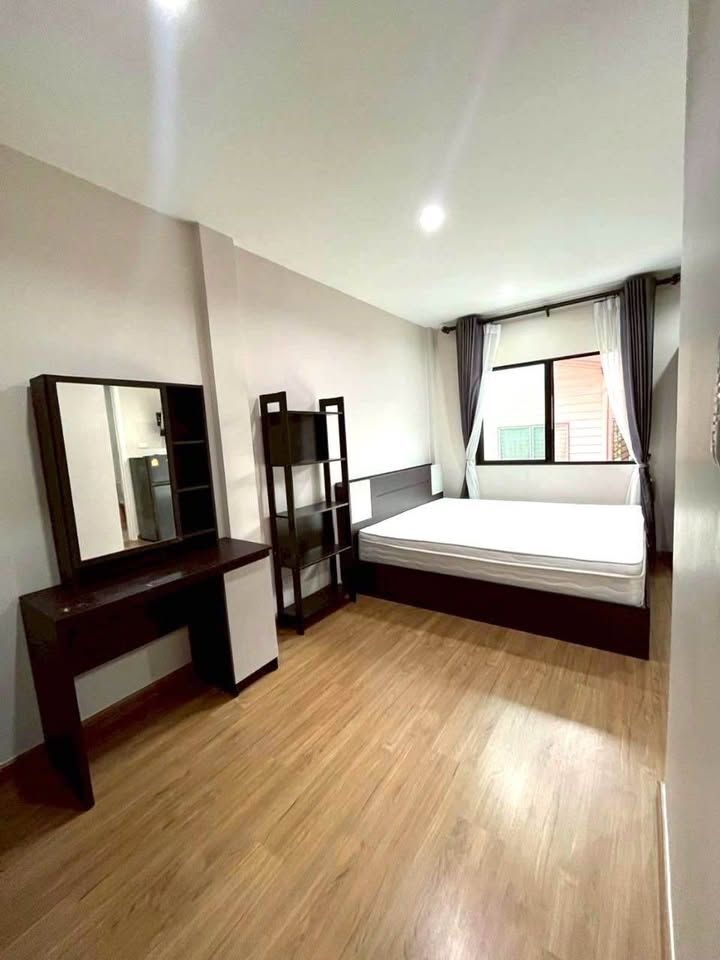 4 卧室 联排别墅 出租 在  - Image 31