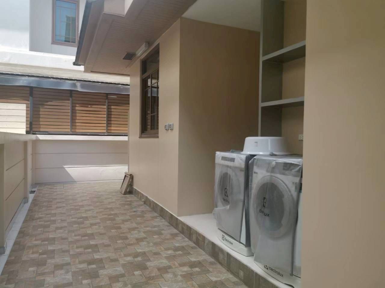 Narasiri Phatthanakan-Srinakarin - Image 11