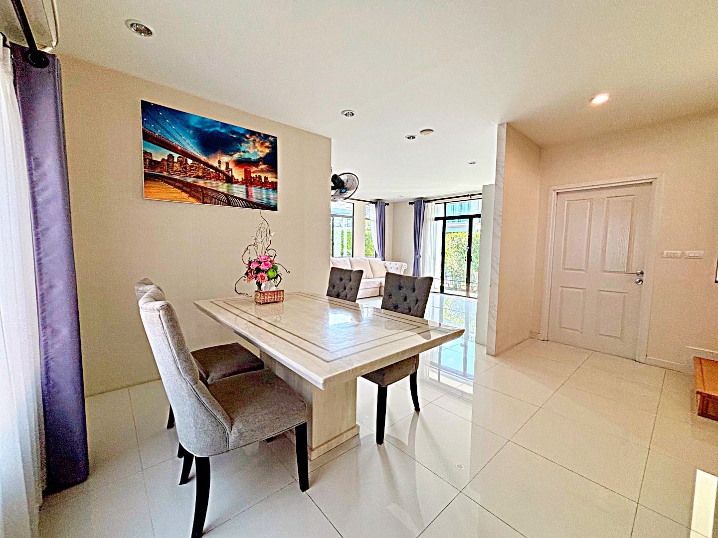 4 卧室 独立房屋 出租 在  - Image 2