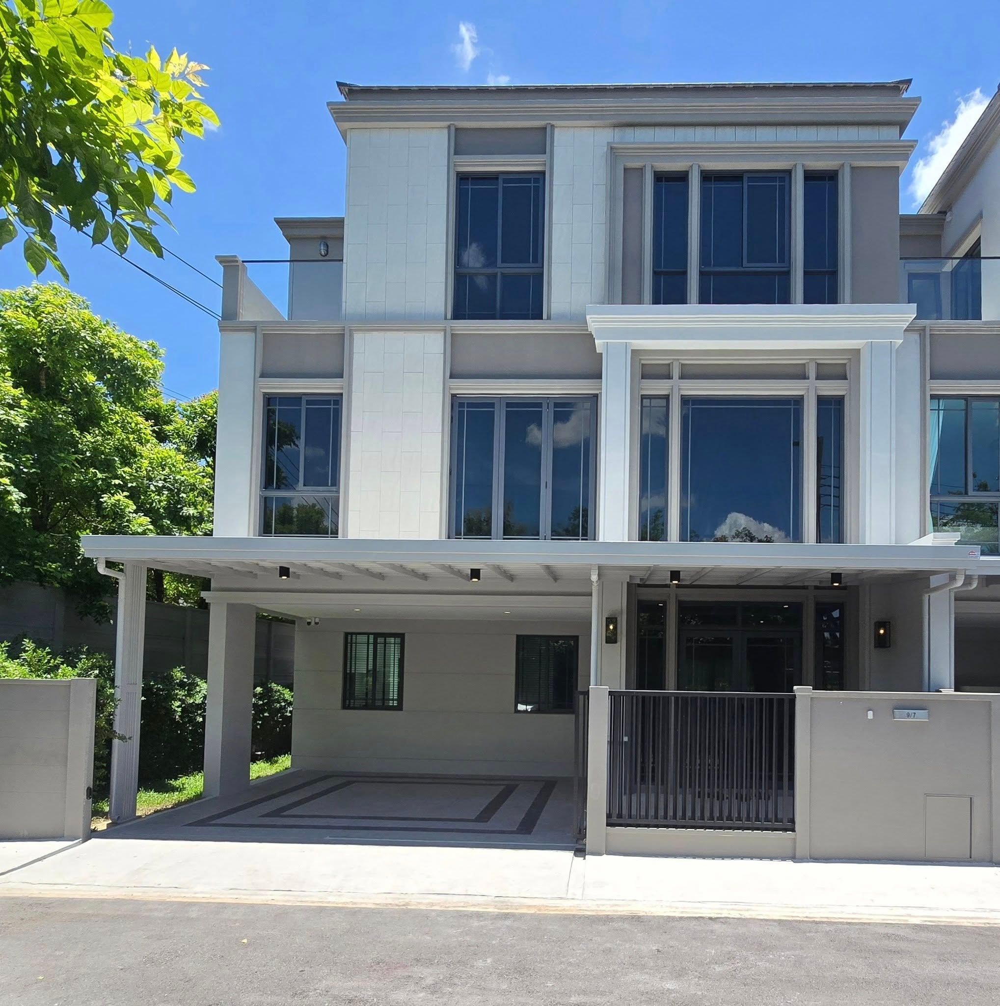 Baan Klang Muang CLASSE Sukhumvit 77 - Image 1