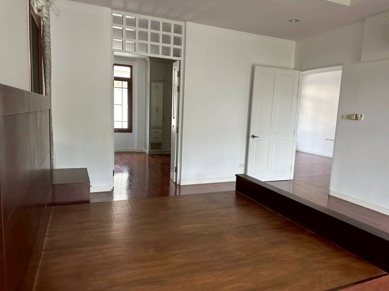 Narasiri Phatthanakan-Srinakarin - Image 7