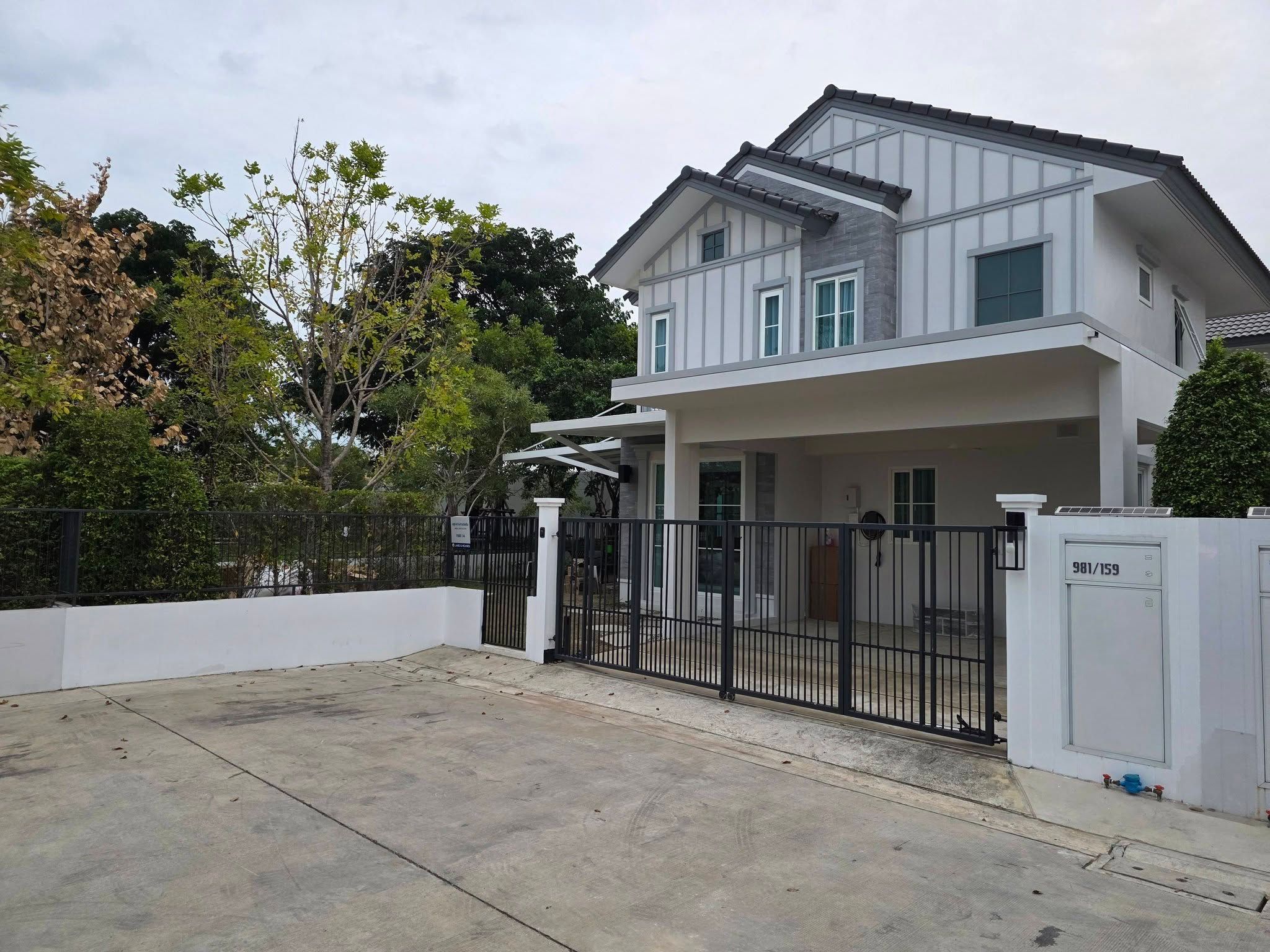 5 Bedroom House For Rent in Bang Kaeo, Bang Phli, Samut Prakan - Image 1