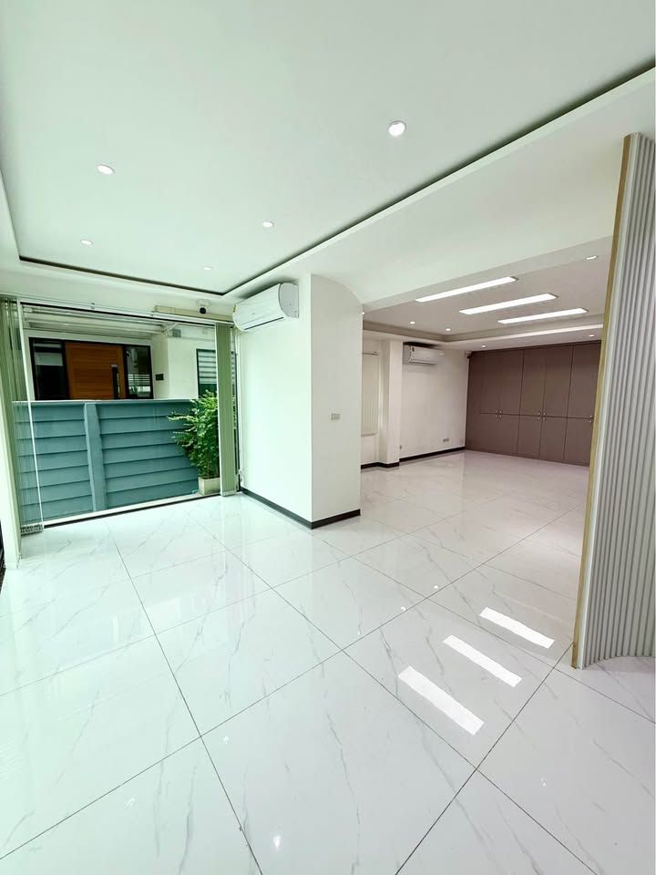 4 卧室 联排别墅 出租 在  - Image 3