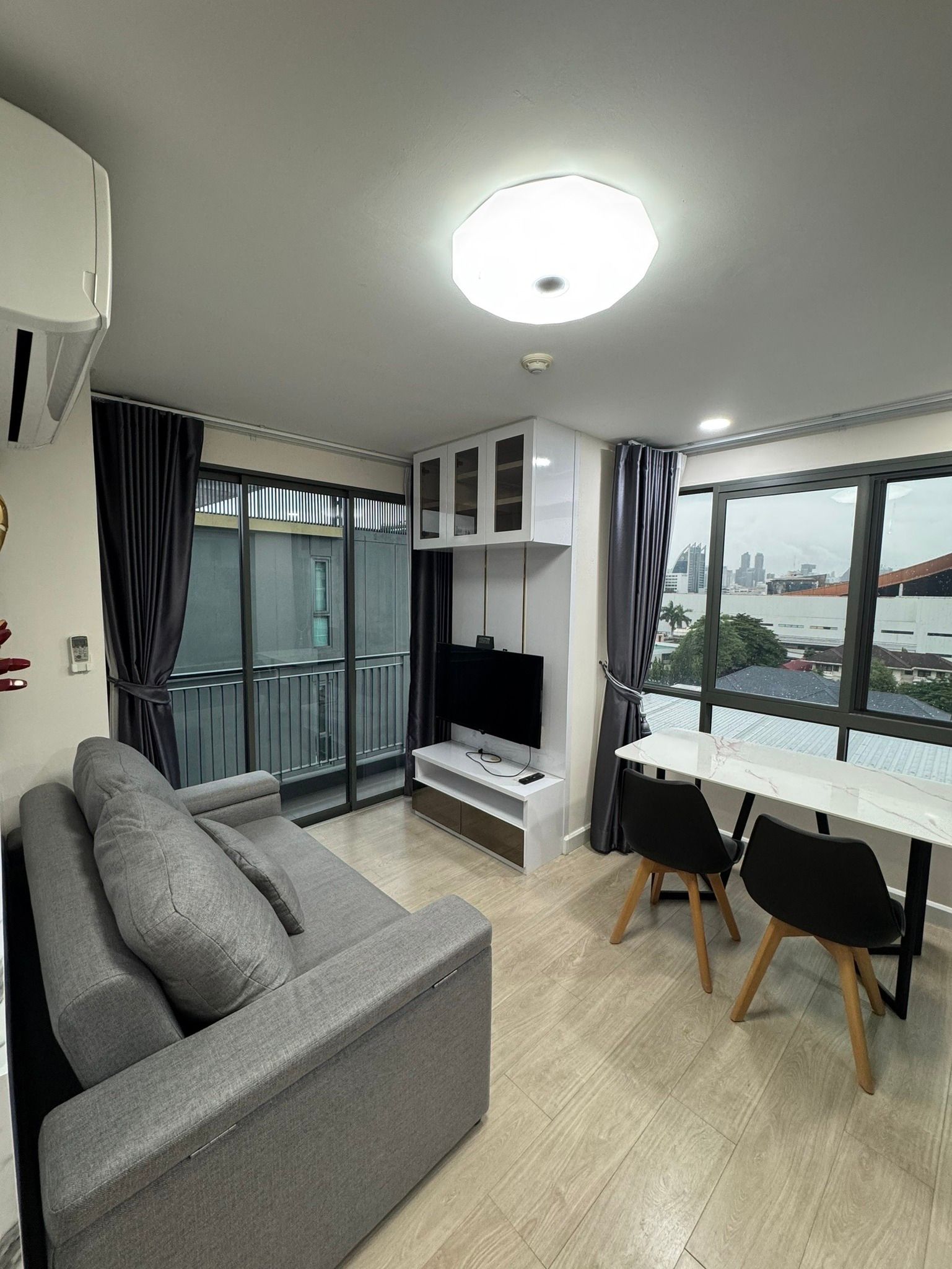 เมโทร ลักซ์ โรสโกลด์ พหลฯ-สุทธิสาร - Image 1