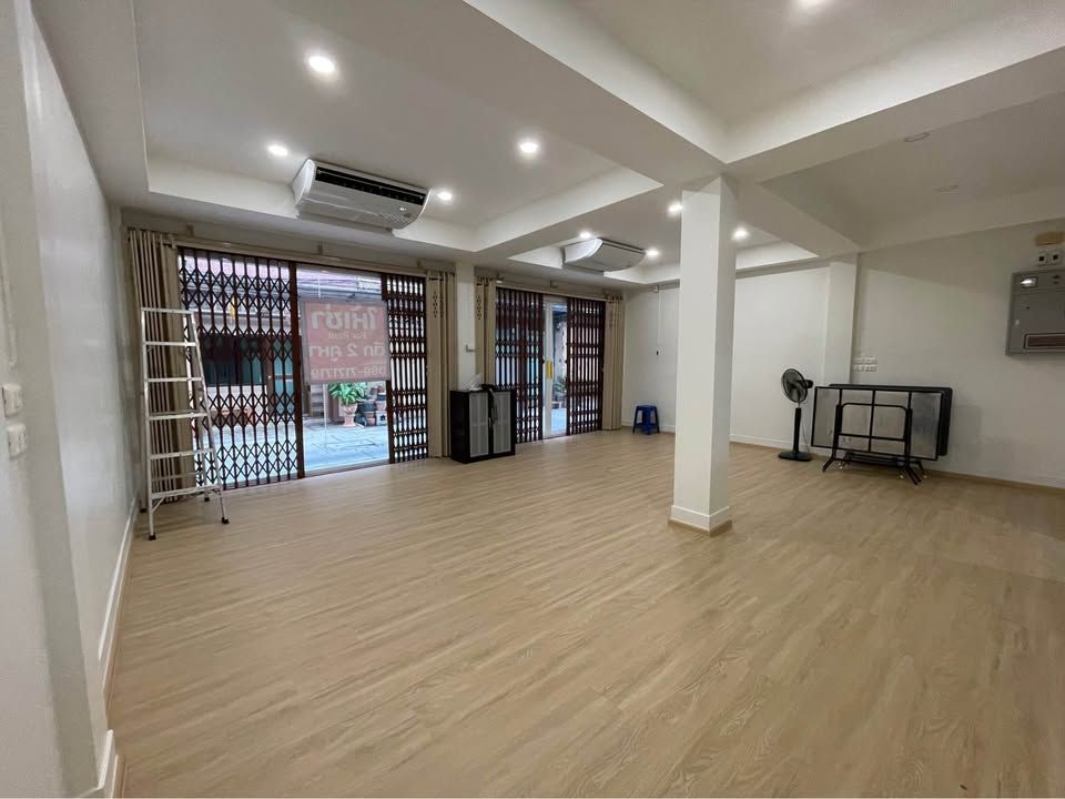  Building For Rent in Rong Mueang, Pathum Wan, Bangkok - Image 3
