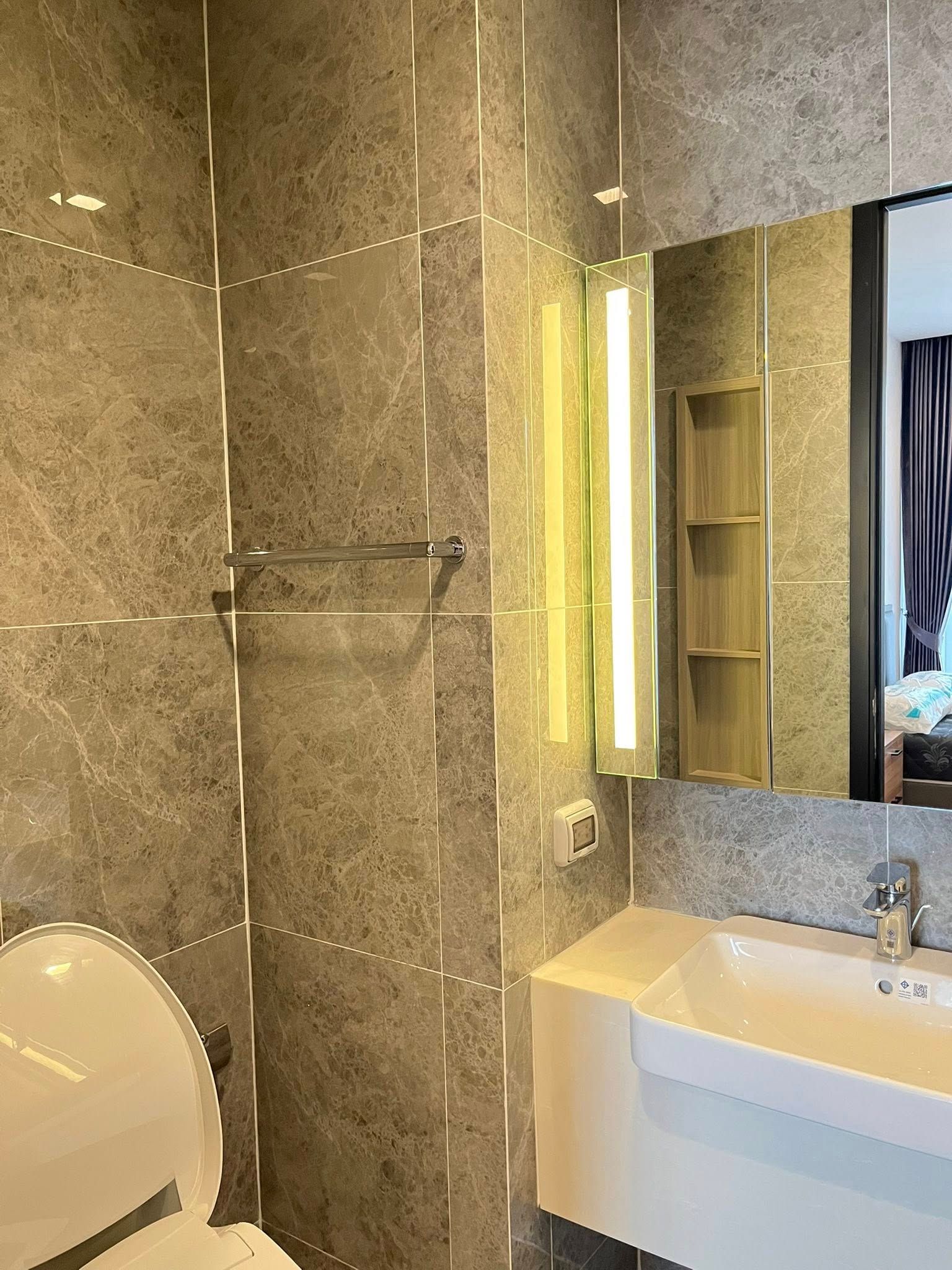 Noble Around Ari - Image 5