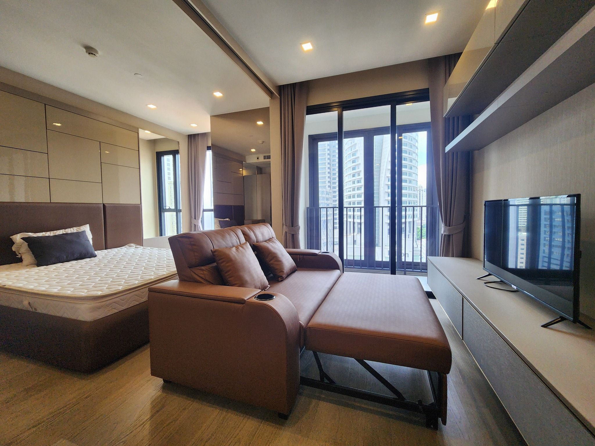 Ashton Asoke - Image 1