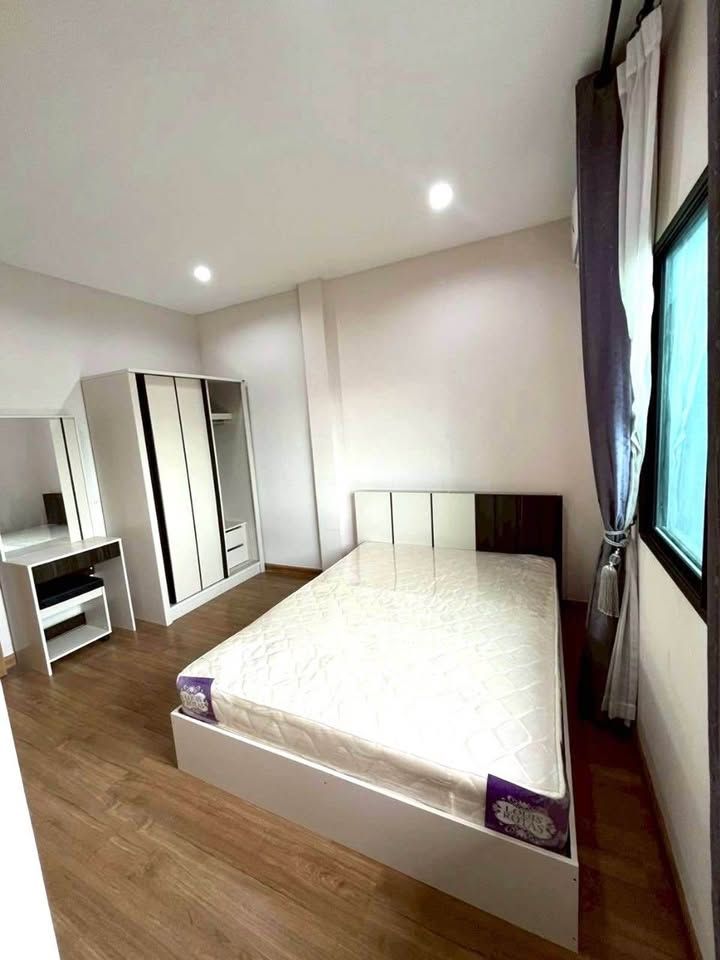 4 卧室 联排别墅 出租 在  - Image 30