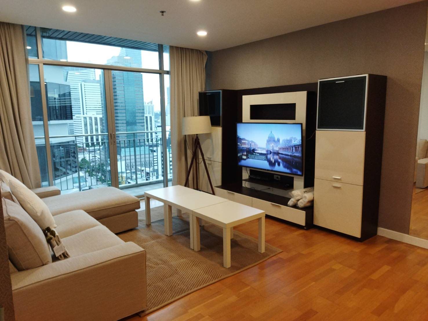 เออร์บาน่า สาทร - Image 1