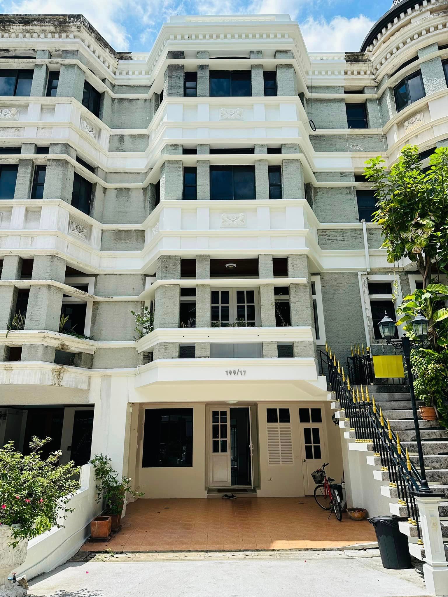 หมู่บ้านชิชา คาสเซิล - Image 1