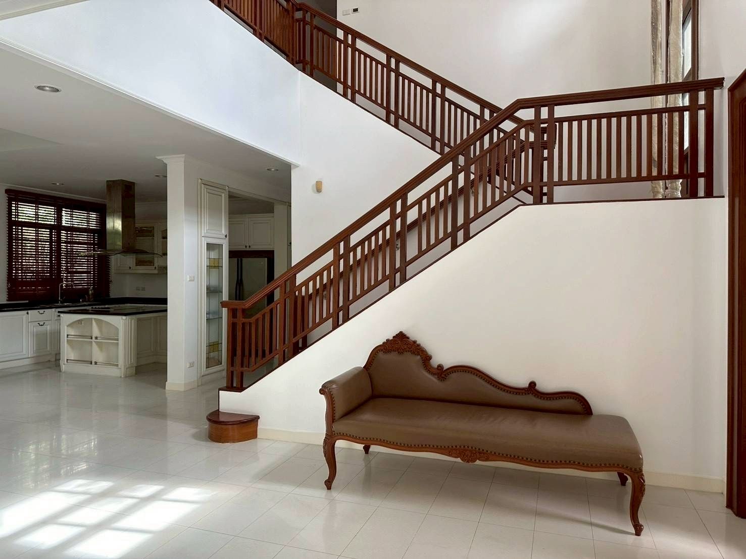 Narasiri Phatthanakan-Srinakarin - Image 2