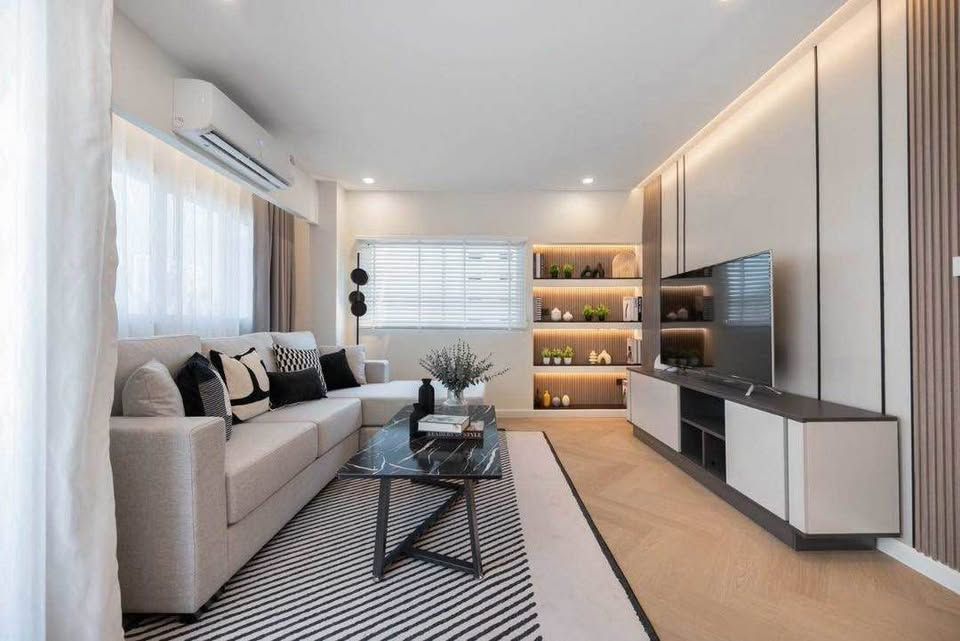 ทองหล่อ ทาวเวอร์ - Image 1