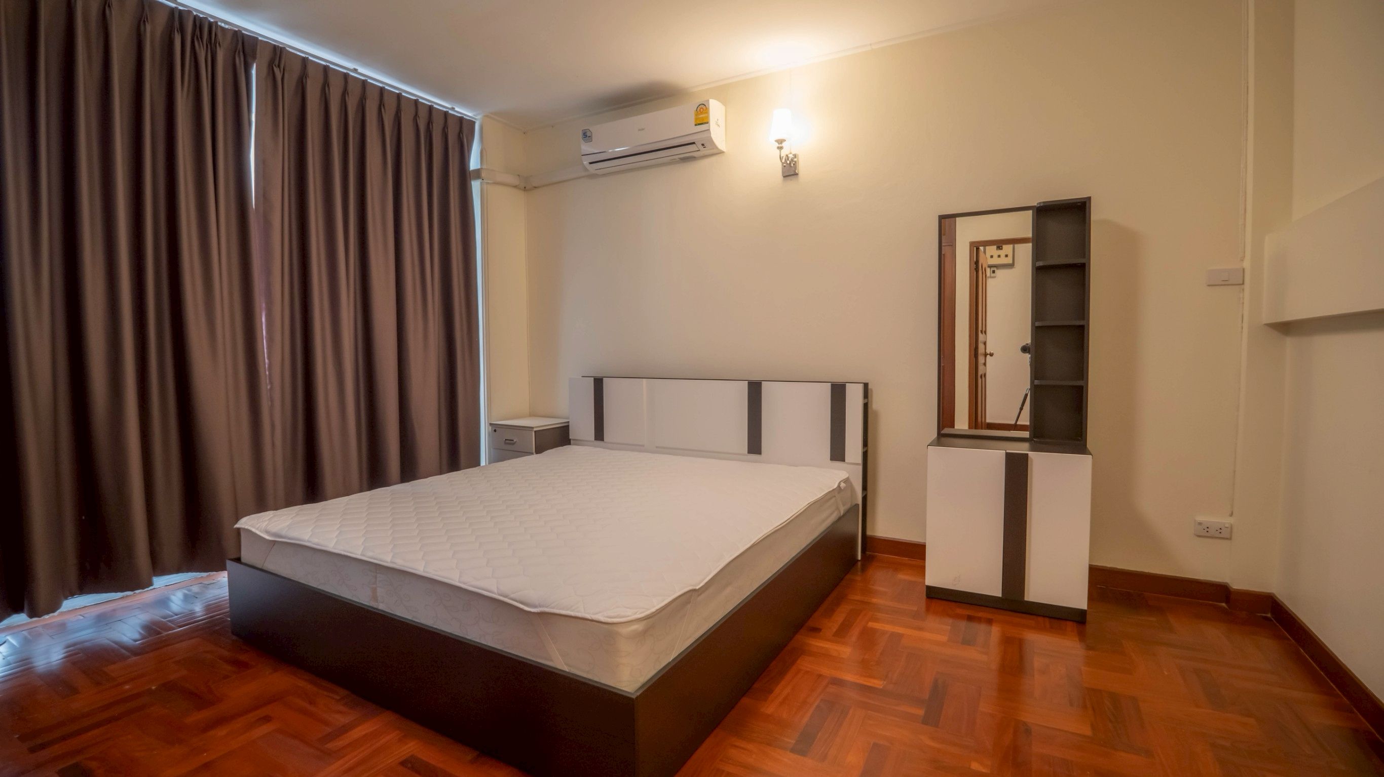 5 卧室 联排别墅 出租 在  - Image 11