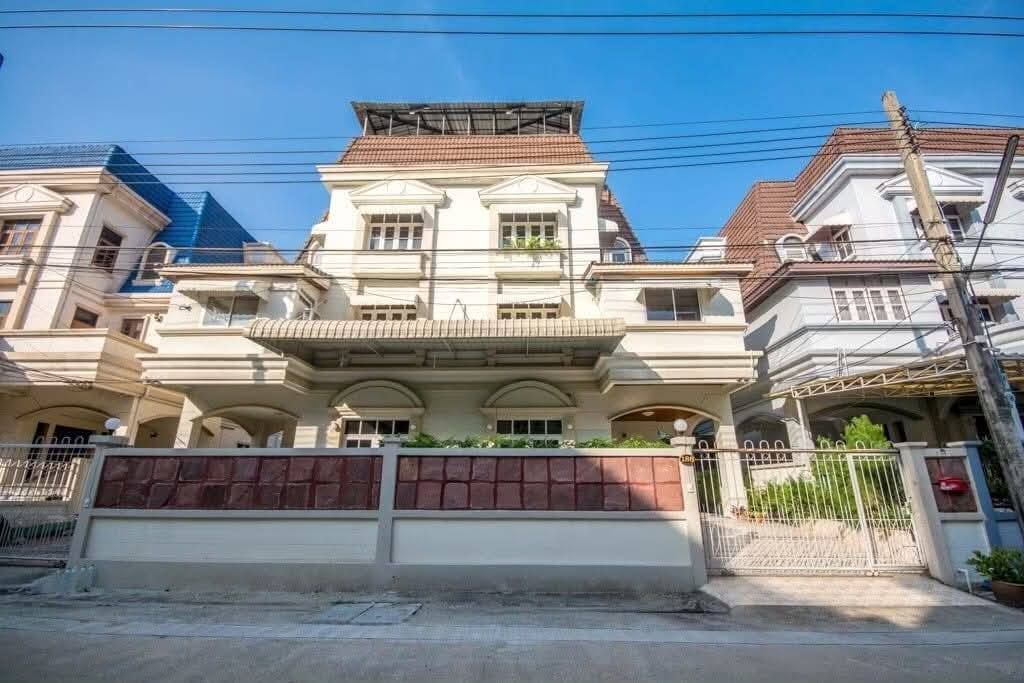 4 Bedroom Townhouse For Rent in Wang Mai, Pathum Wan, Bangkok - Image 1