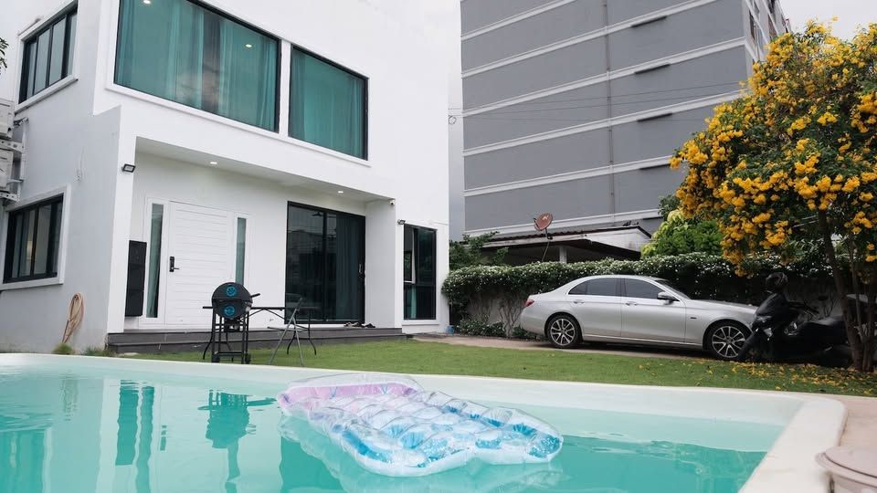 5 Bedroom House For Rent in Bang Na, Bang Na, Bangkok - Image 1