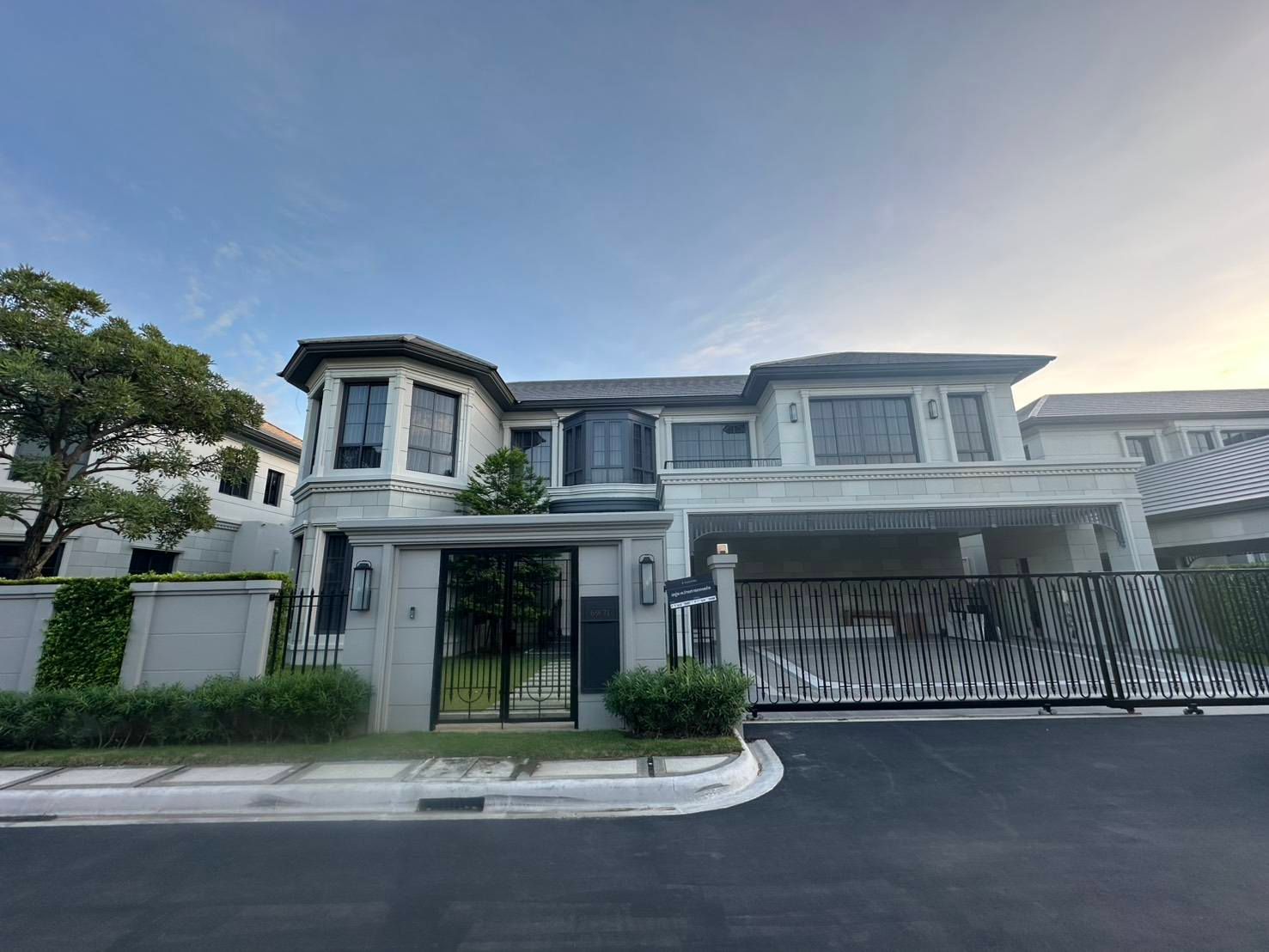 Narasiri Krungthepkreetha - Image 1