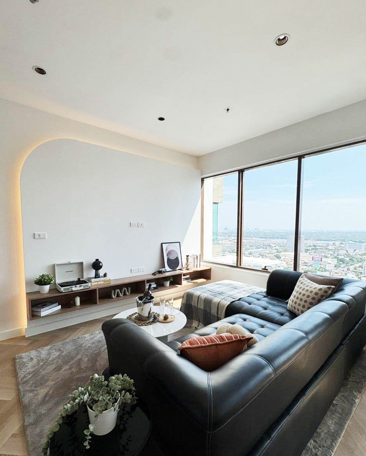 ดิ เอ็มโพริโอ เพลส - Image 1