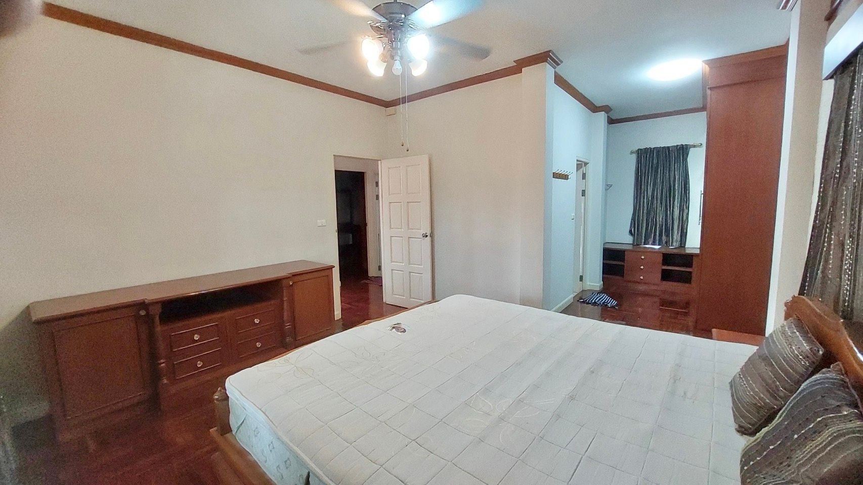 4 卧室 独立房屋 出租 在  - Image 12