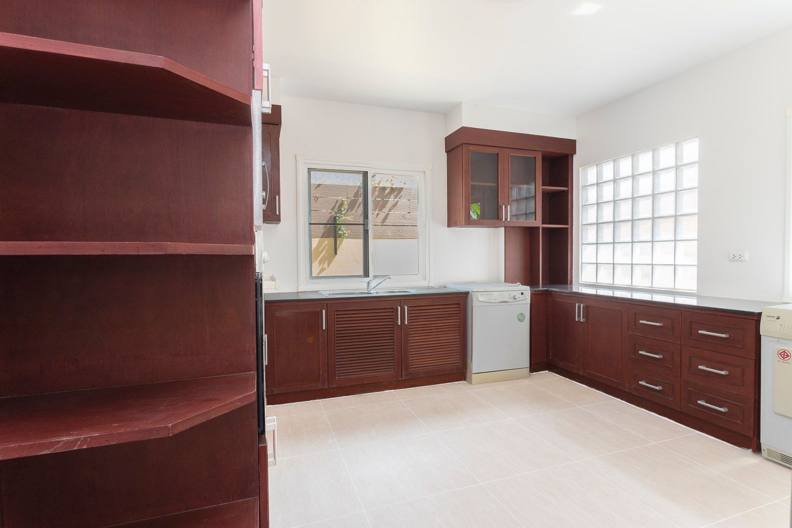 3 卧室 独立房屋 出售 在  - Image 2