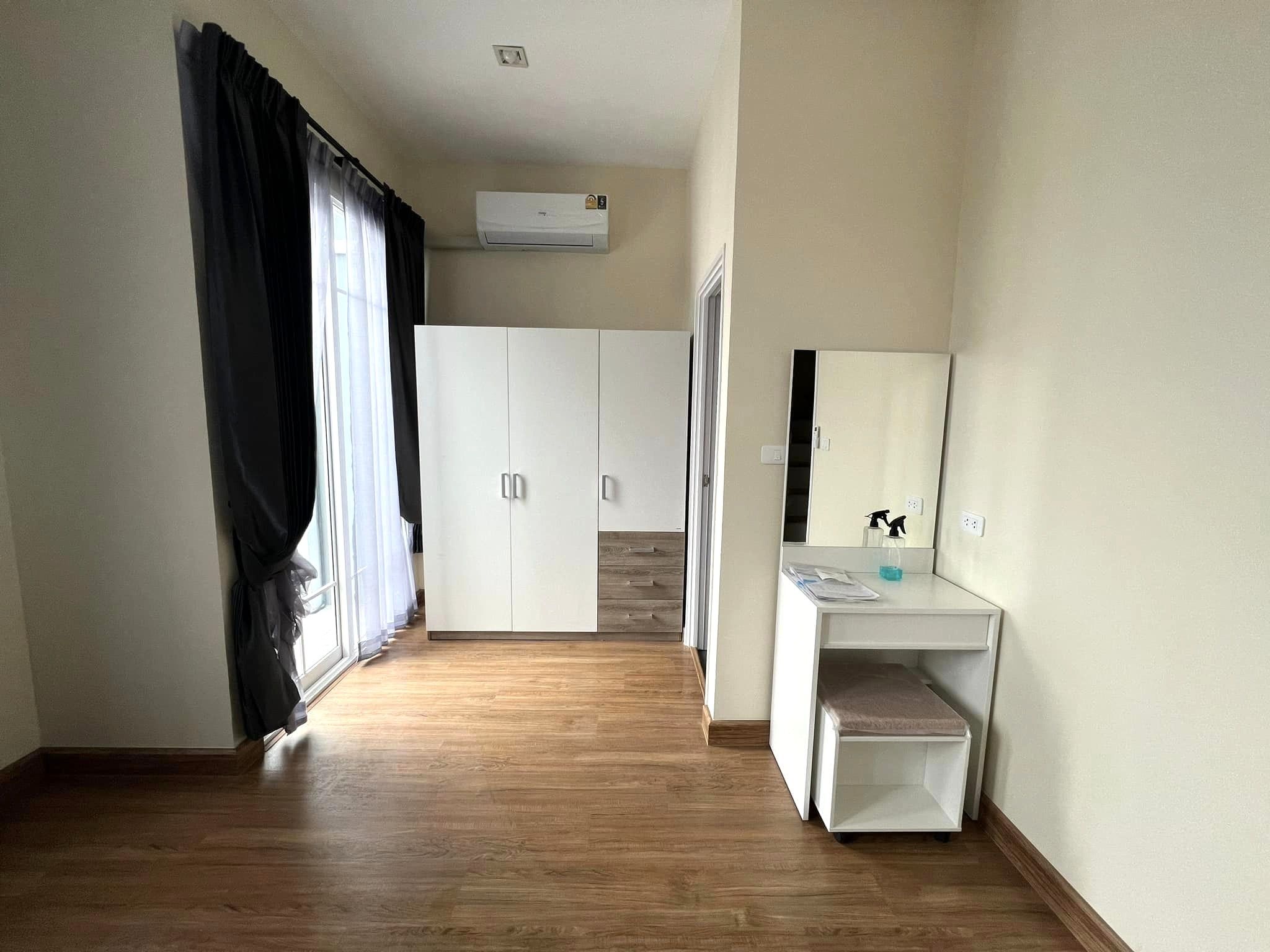 4 卧室 联排别墅 出租 在  - Image 8