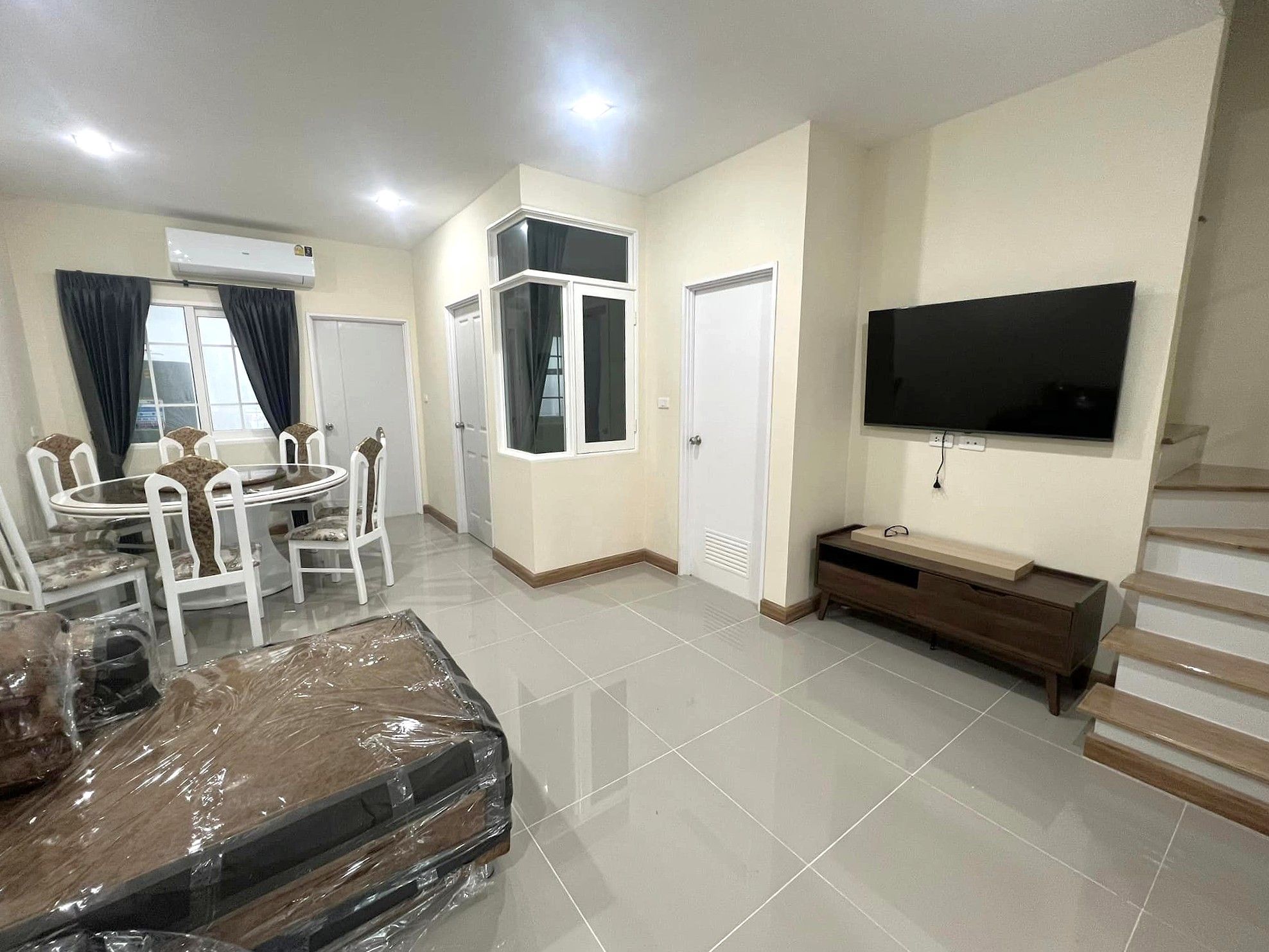 4 卧室 联排别墅 出租 在  - Image 2