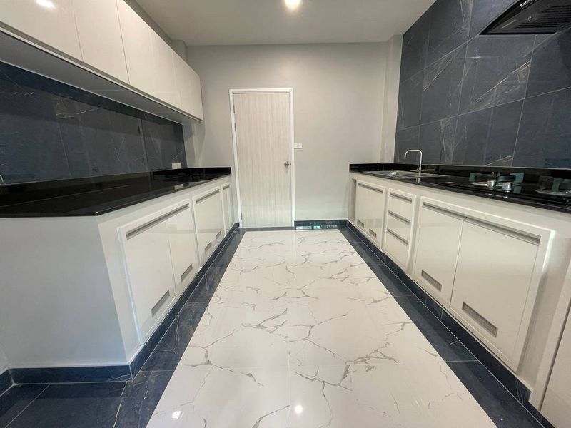 5 卧室 独立房屋 出售 在  - Image 18