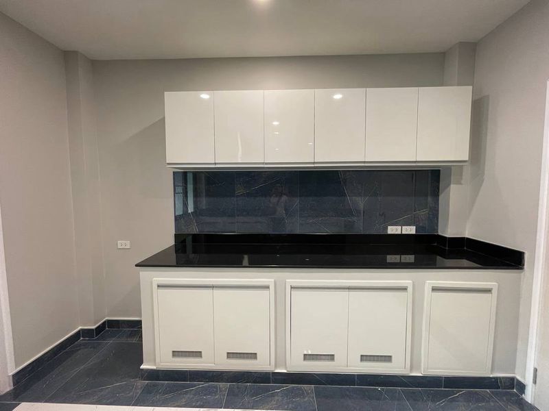 5 卧室 独立房屋 出售 在  - Image 19