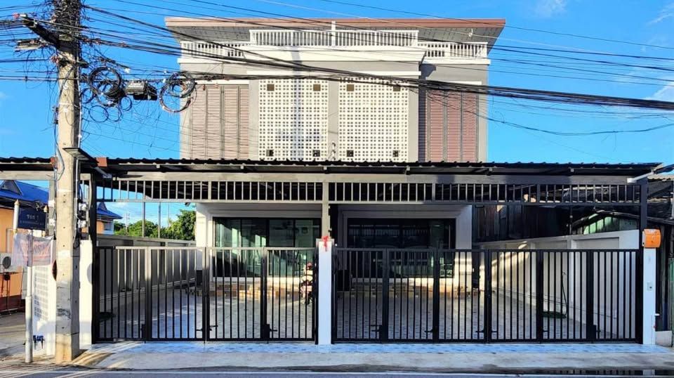 3 Bedroom Townhouse For Rent in San Phak Wan, Hang Dong, Chiang Mai - Image 1