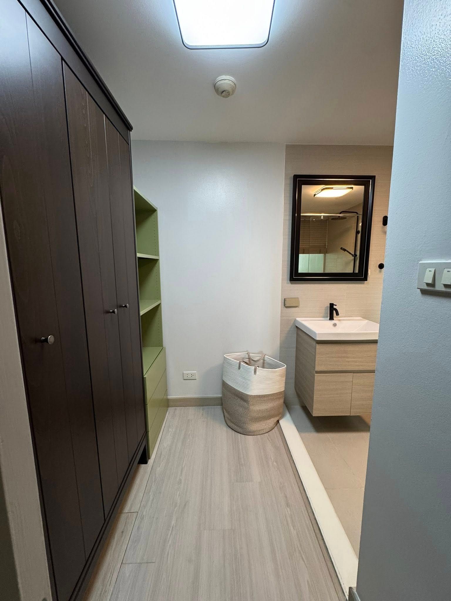 Issara@42 - Image 13