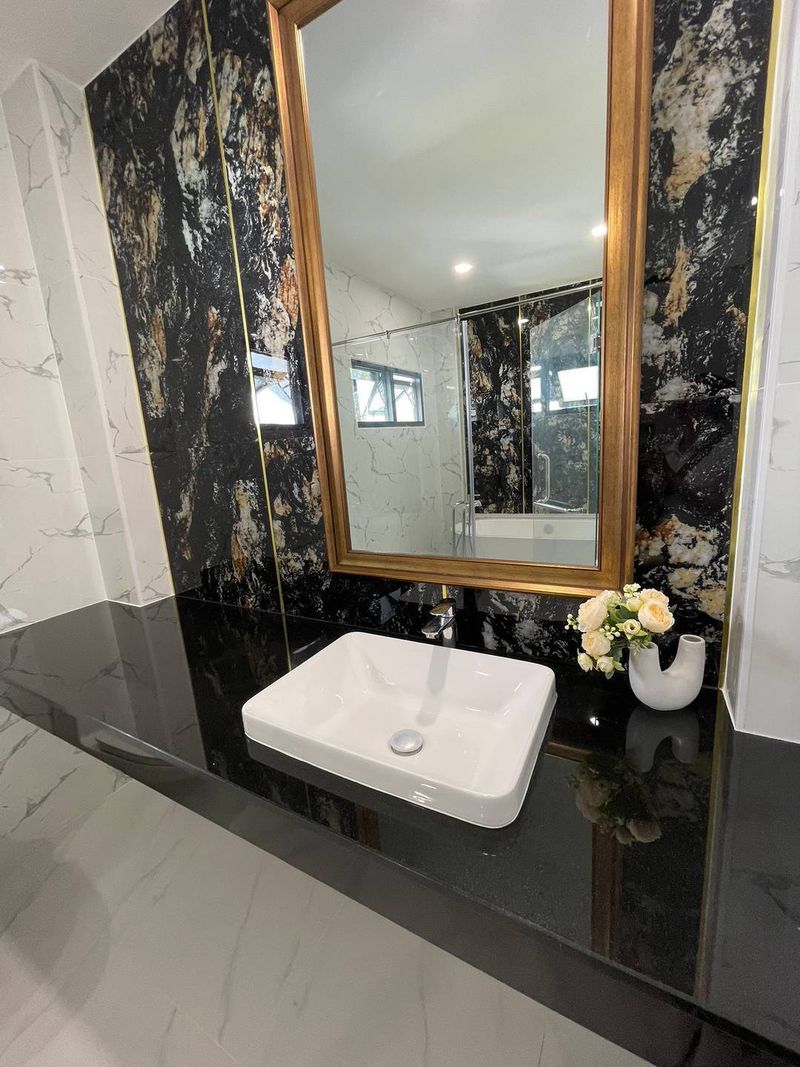 5 卧室 独立房屋 出售 在  - Image 12