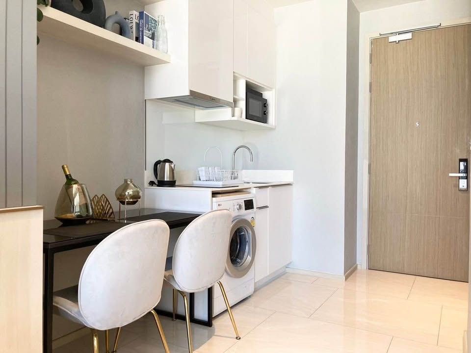 Ashton Silom - Image 10