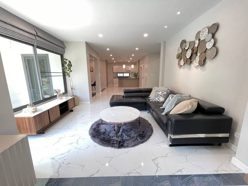 5 卧室 独立房屋 出售 在  - Image 4